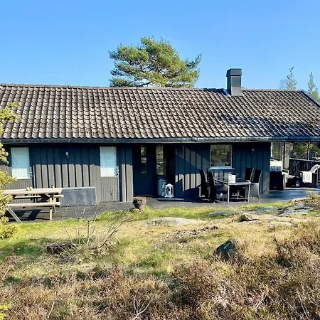 Cozy On Tromoy - With Rowboat And Dock Space Holiday home Arendal