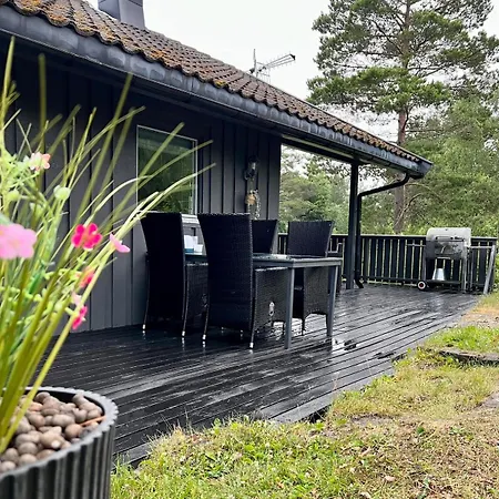 Cozy On Tromoy - With Rowboat And Dock Space Arendal